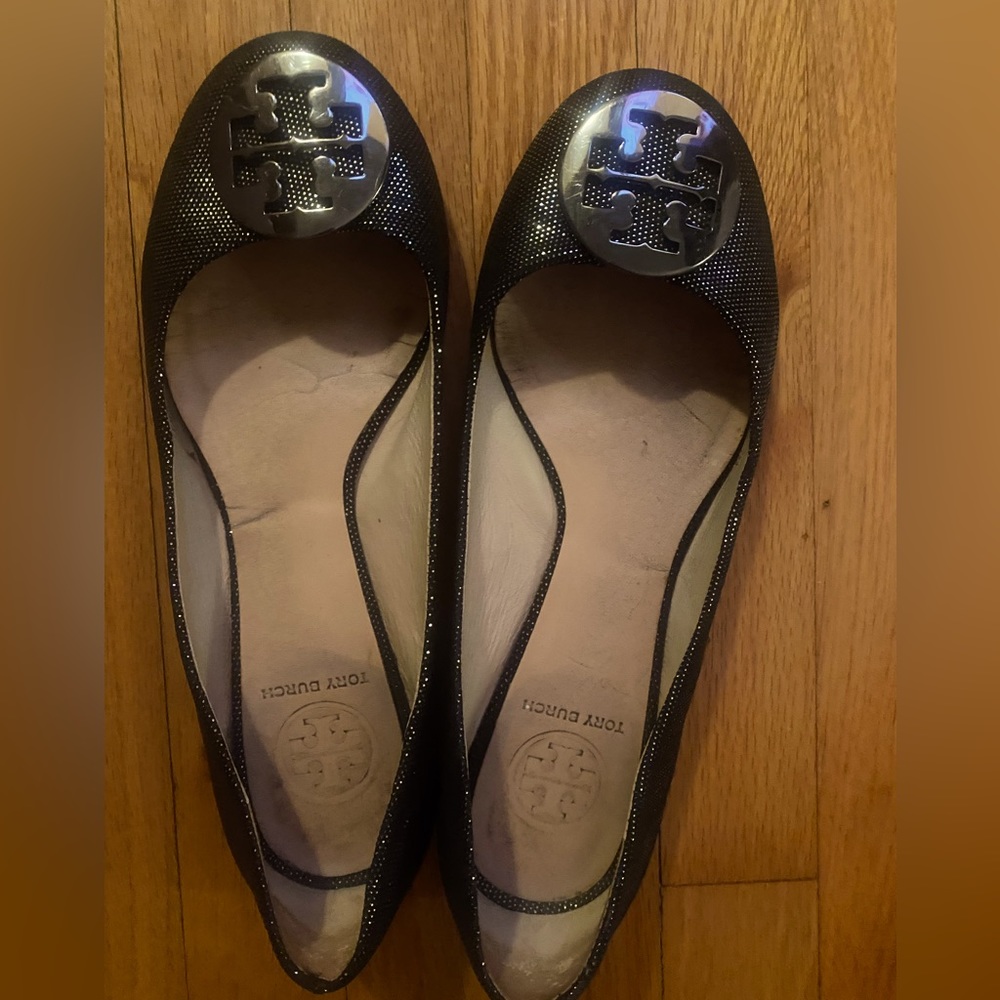 TORY BURCH SILVER METALLIC BALLET FLATS WITH HARD BACK SIZE 7